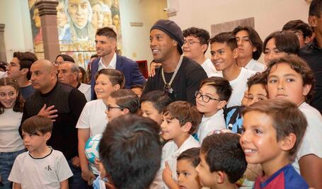 Ronaldinho es recibido con los brazos abiertos por la afición de Querétaro 