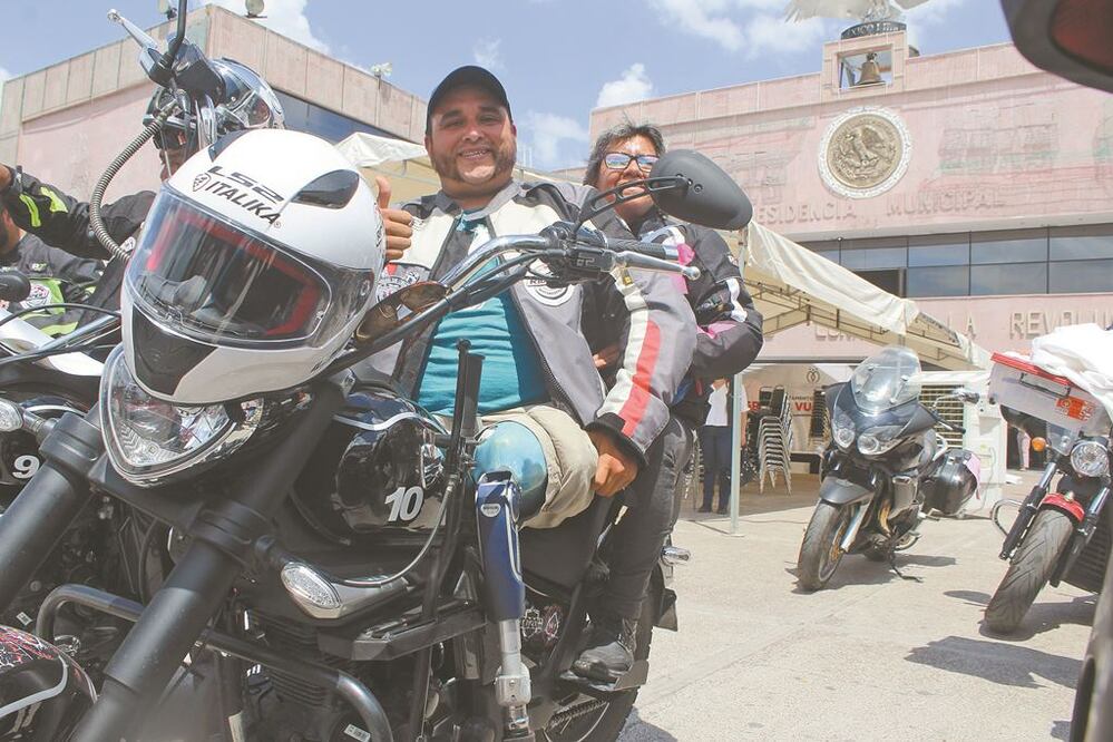 Martha inicia la travesía en motocicleta junto al piloto José Alfredo Camacho, quien tiene una prótesis en la pierna izquierda; ambos buscan llevar el mensaje de que todas las personas deben seguir luchando. FRANCISCO RODRÍGUEZ. EL UNIVERSAL