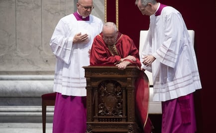 Papa Francisco denuncia en Viernes Santo falta de ayuda a migrantes