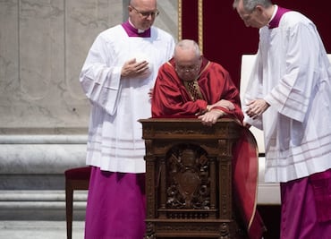 Papa Francisco denuncia en Viernes Santo falta de ayuda a migrantes