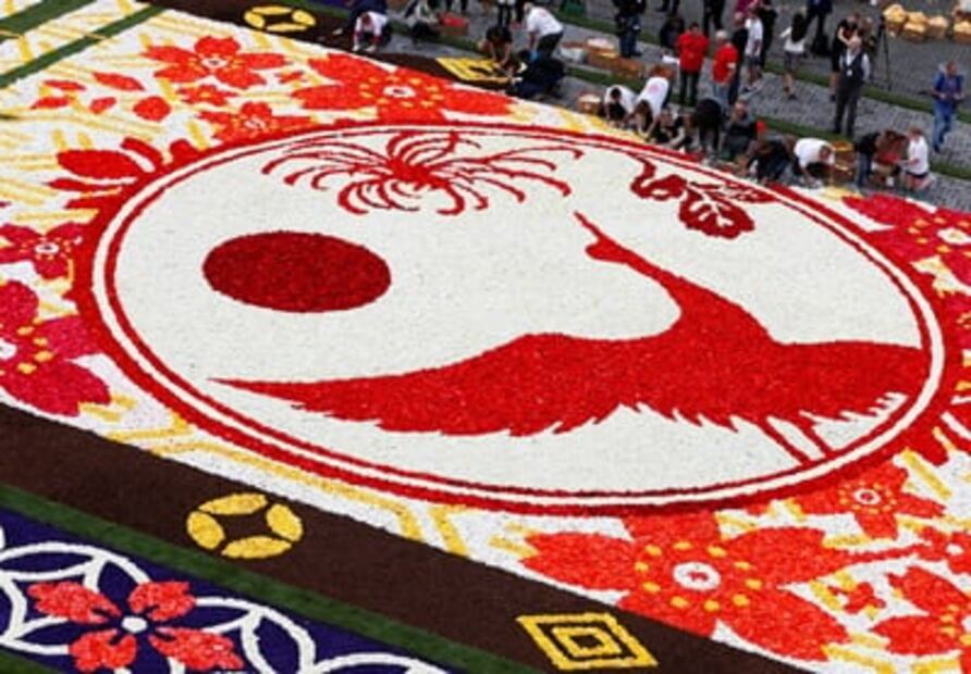 Alfombra de flores cubre la Grand-Place de Bruselas