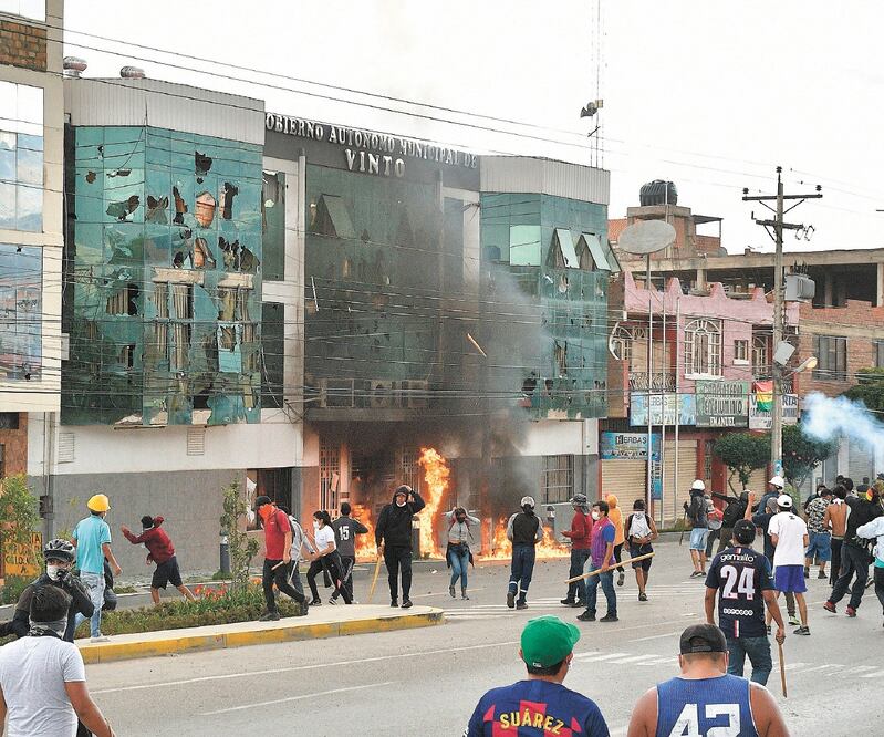 Manifestantes incendiaron la alcaldía de Vinto durante una jornada de graves disturbios en esta localidad de Cochabamba. JORGE ÁBREGO. EFE