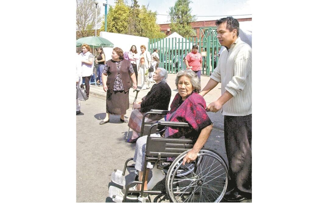 Los pensionados de 60 años o más deben cuidarse al salir. Foto: ARCHIVO EL UNIVERSAL