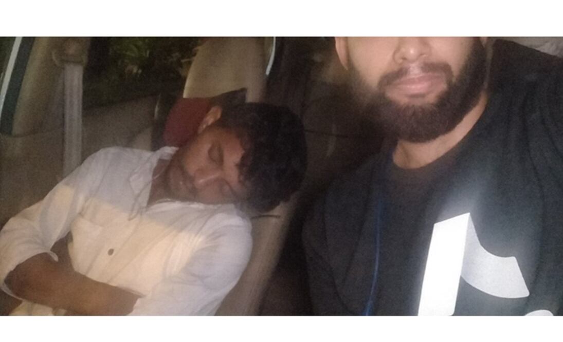 Surya Oruganti, se fotografió junto al chofer, quién se durmió mientras el joven manejaba. (Foto: Twitter @Surya Oruganti)