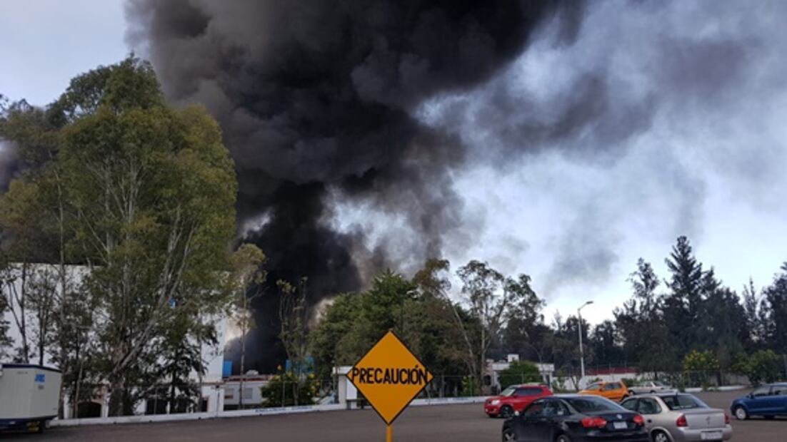 Se registra fuerte incendio en fábrica de plásticos en Morelia