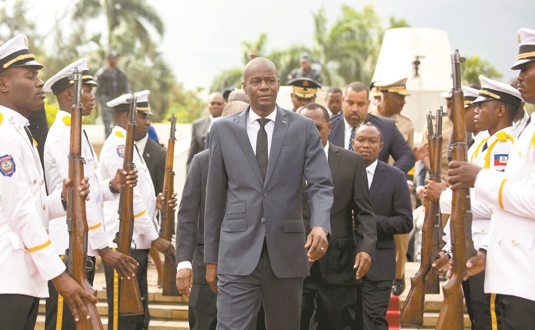El presidente de Haití, Jovenel Moïse, al dejar el museo del panteón nacional haitiano, en Puerto Príncipe, en abril de 2018. Foto: ARCHIVO AP