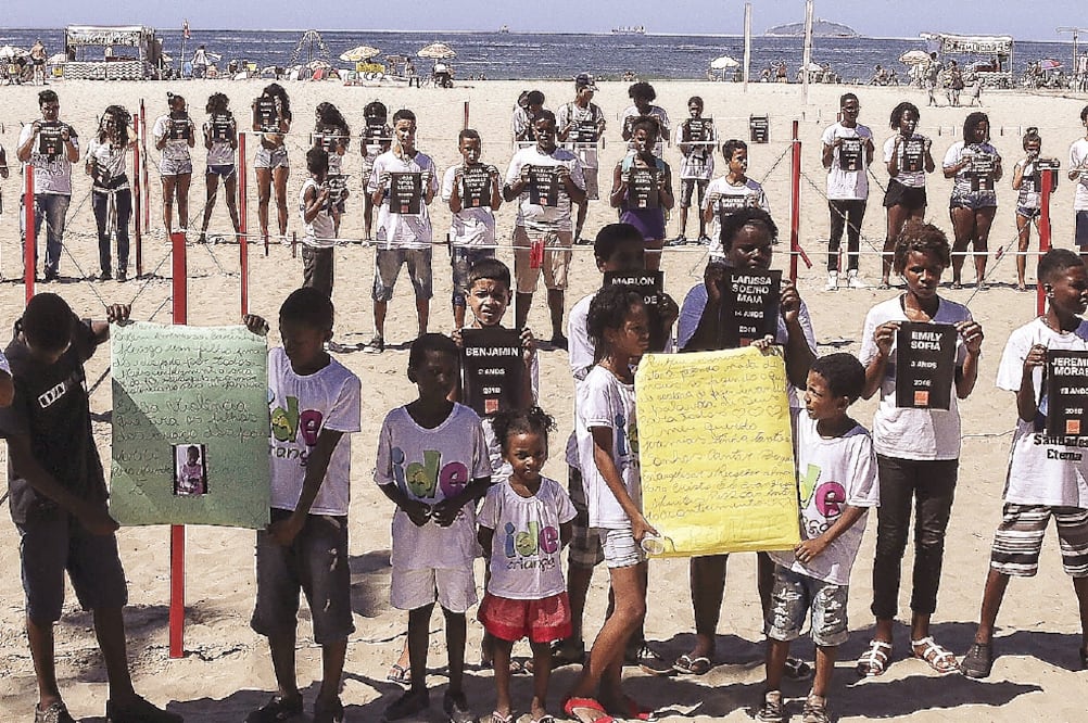 Varios niños participaron el viernes pasado en un homenaje a las víctimas de la violencia en la ciudad de Río de Janeiro, en Brasil. (ANTONIO LACERDA. EFE)