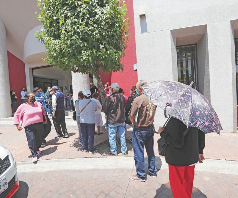 La mayoría de las personas que acuden a las casas de empeño de la capital mexiquense llevan aparatos electrónicos; sin embargo, algunos también buscan vender sus joyas, incluso anillos de matrimonio o compromiso. Foto: JORGE ALVARADO. EL UNIVERSAL