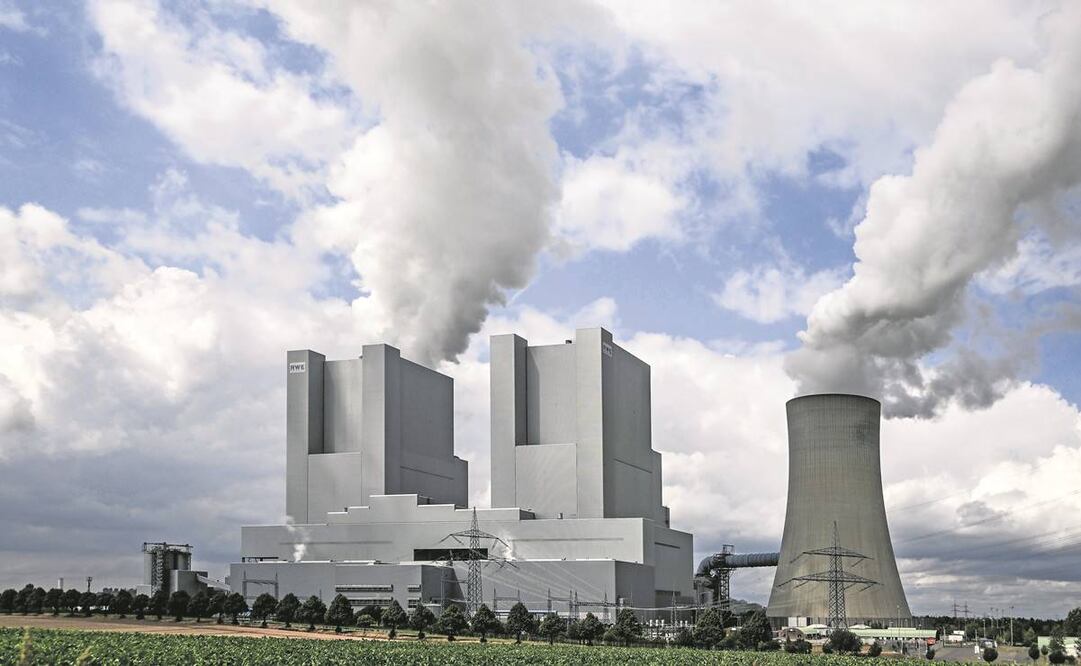 La central eléctrica de lignito Neurath operada por el proveedor de energía alemán RWE cerca de Grevenbroich, Alemania. Foto: Sasha Steinbach/ EFE