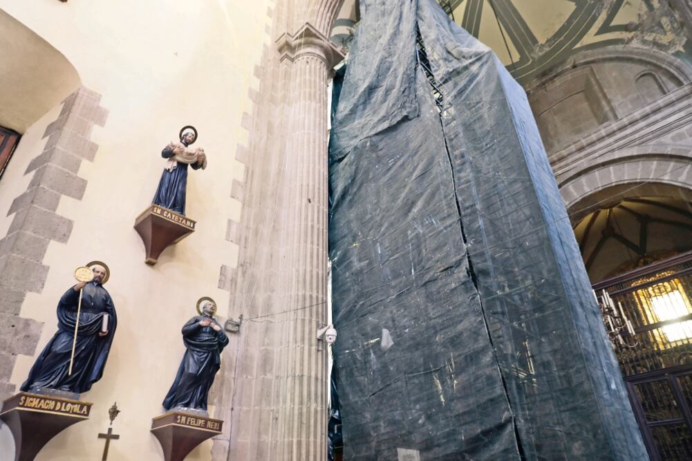 Tras el terremoto, también se atienden afectaciones dentro de la Catedral (FOTOS: JUAN CARLOS REYES. EL UNIVERSAL)