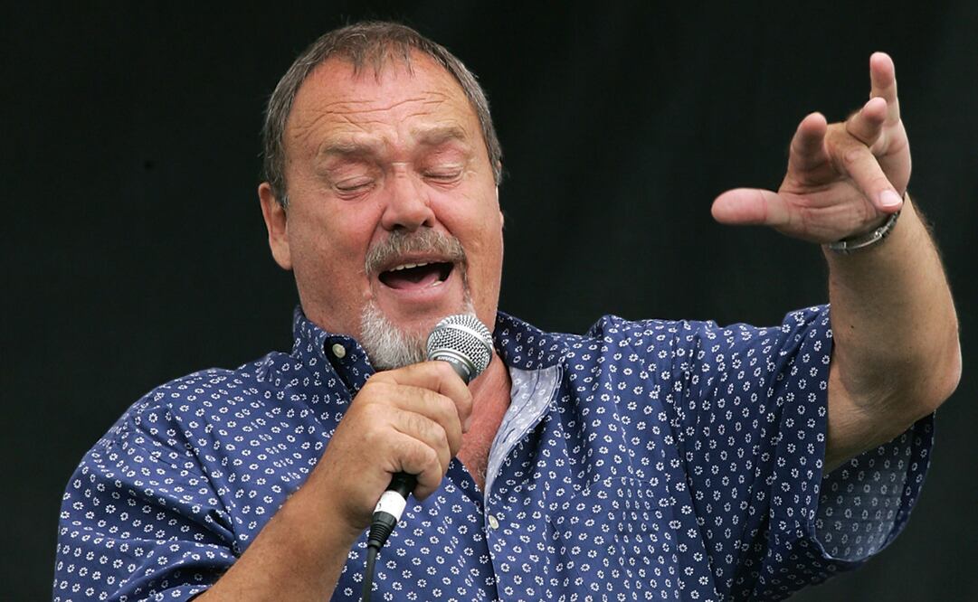 David Clayton-Thomas, del grupo "Blood, Sweat and Tears", actúa durante una de las varias fiestas previas al partido entre Texas A&M y Utah, celebrada el 2 de septiembre de 2004 en Salt Lake City. Foto AP/Douglas C. Pizac, archivo.
