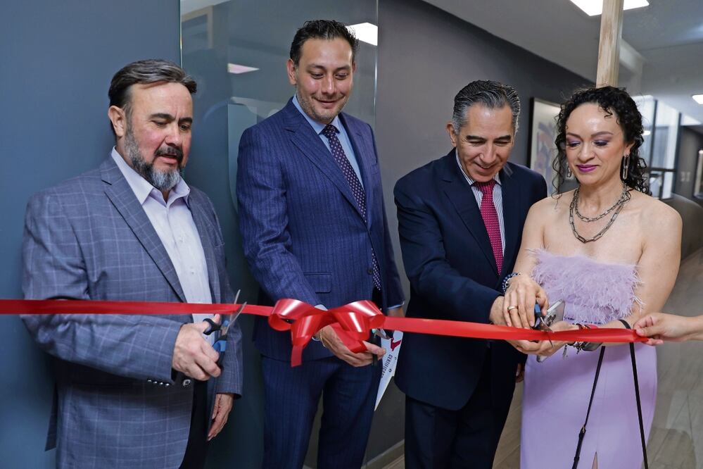 Sergio Valls Esponda, director del Centro Estatal de Mediación, Conciliación y Justicia Restaurativa del Poder Judicial del Estado de México (izq.), participó en el corte de listón del nuevo centro privado en el Estado de México. Foto: Fernanda Rojas El Universal