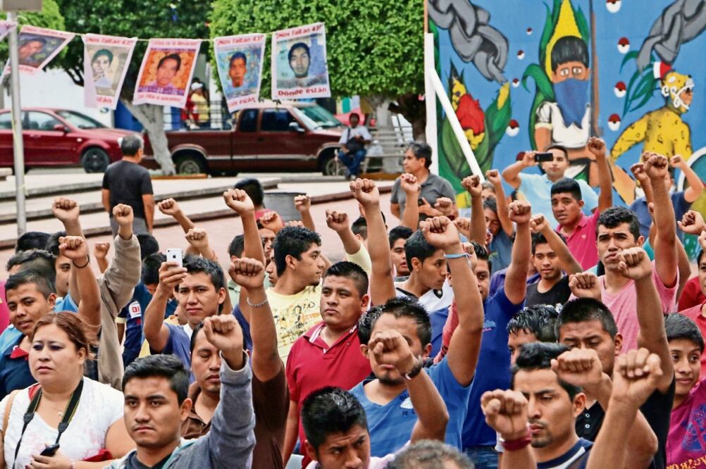 El jueves pasado, padres de los 43 normalistas desaparecidos en Iguala, Guerrero, recorrieron calles y colonias del municipio para solicitar a los pobladores información sobre el paradero de sus hijos (ARCHIVO EL UNIVERSAL)