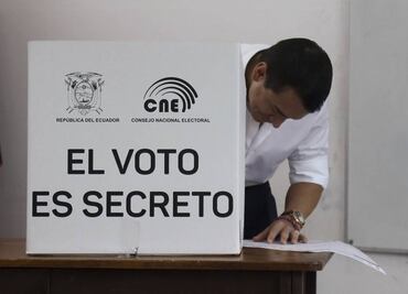 El presidente de Ecuador, Daniel Noboa vota en el referéndum de Ecuador sin dar declaraciones