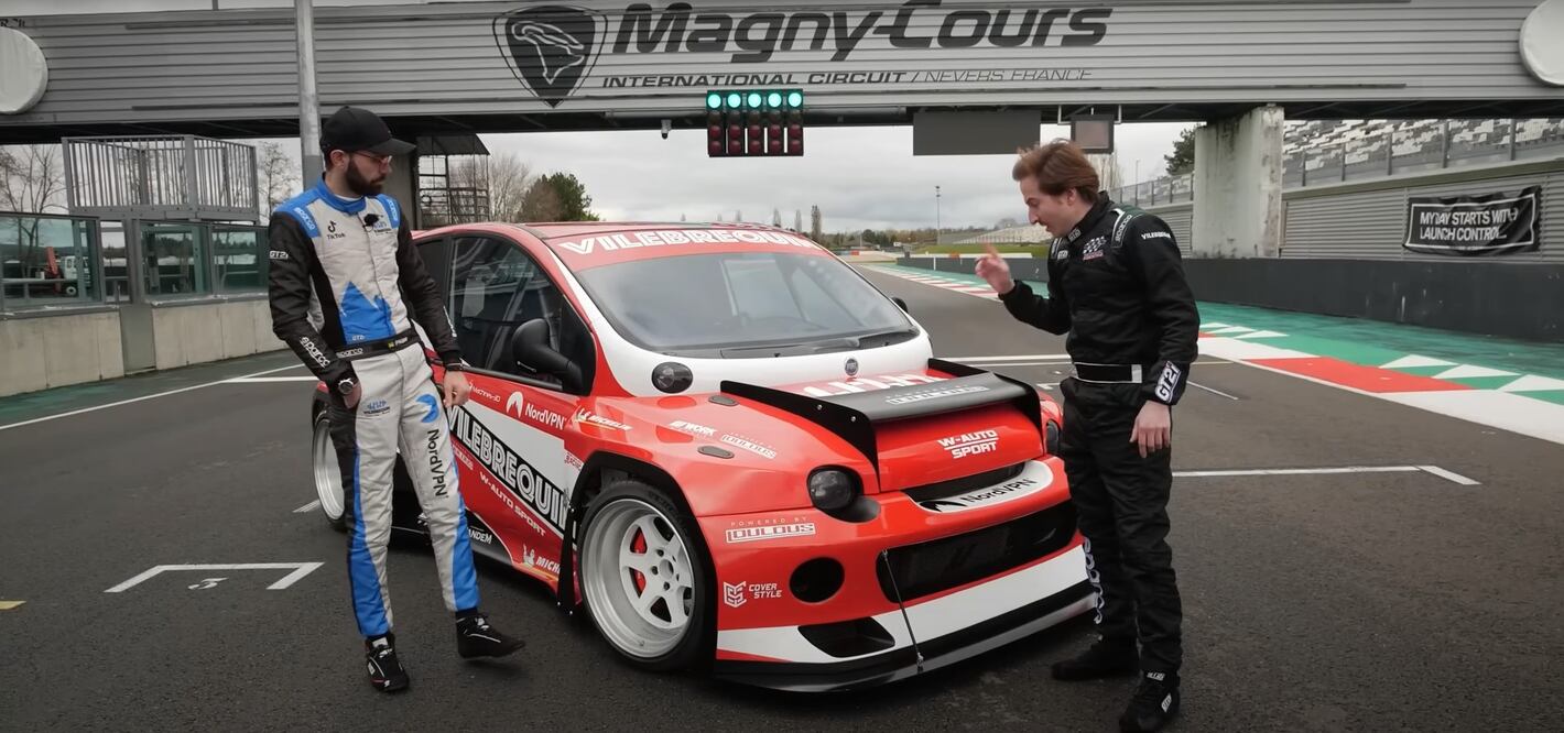 Esta modificación suma un motor modificado que supera los 1,000 hp.