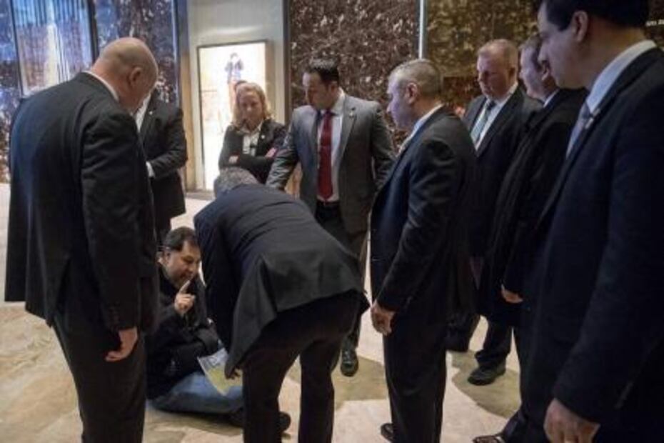 Noroña protesta en la Torre Trump contra el muro con México