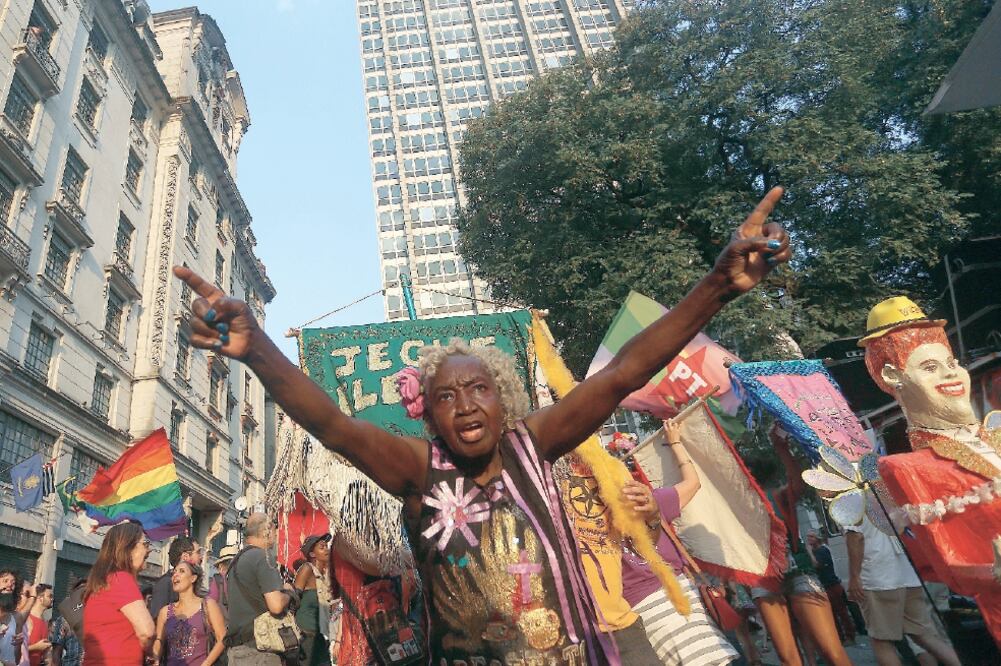 Simpatizantes del gobierno organizaron ayer en Sao Paulo, un carnaval de protesta contra los intentos de sacar a Dilma del poder (RAHEL PATRASSO. XINHUA)