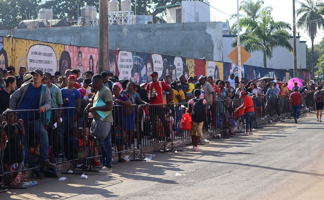 Migrantes hacen fila para realizar tramites migratorios hoy, en la ciudad de Tapachula, en el estado de Chiapas. Foto: EFE