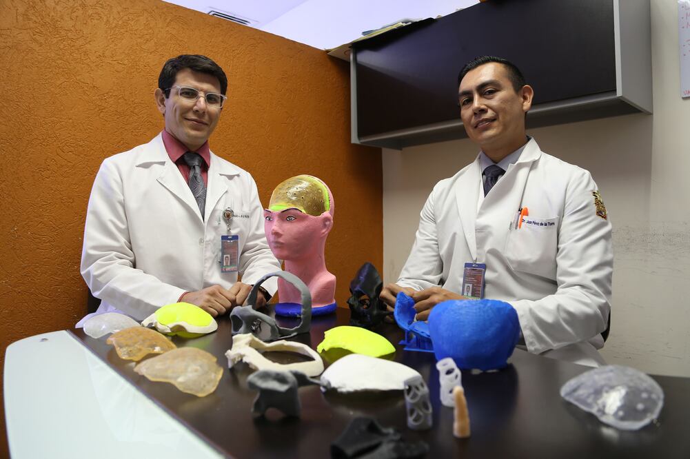 Donan prótesis craneales