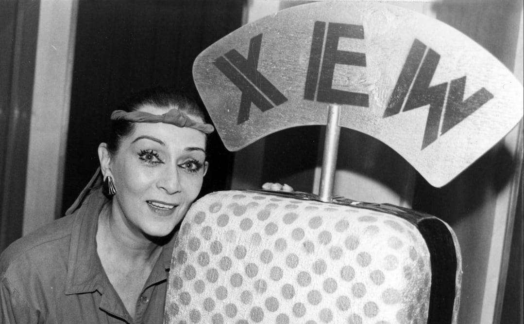 Irma Dorantes es Amanda en "Flor de Lluvia", radionovela de XEW . 
Imagen de la radiodifusora. En el acervo de EL UNIVERSAL.