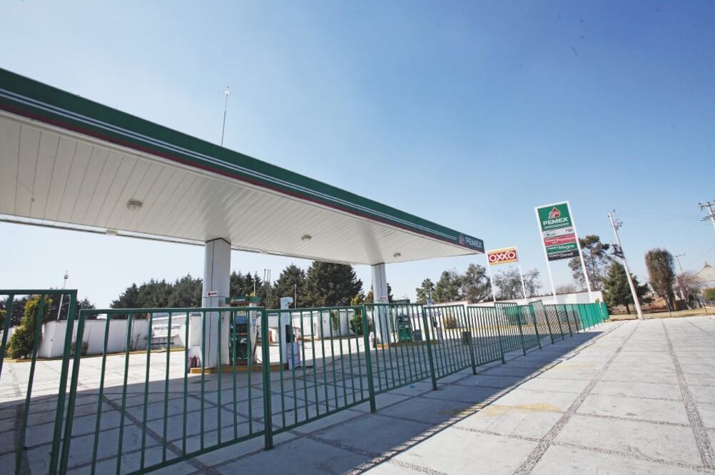 La gasolinería Súper Servicio MyM se ubica en el kilómetro 2.4 de la carretera Mexicaltzingo a Santiago Tianguistenco y fue clausurada porque vendía combustible de dudosa procedencia. /JORGE ALVARADO. EL UNIVERSAL 