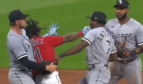 VIDEO: José Ramírez noquea Tim Anderson en pleno juego de las Grandes Ligas