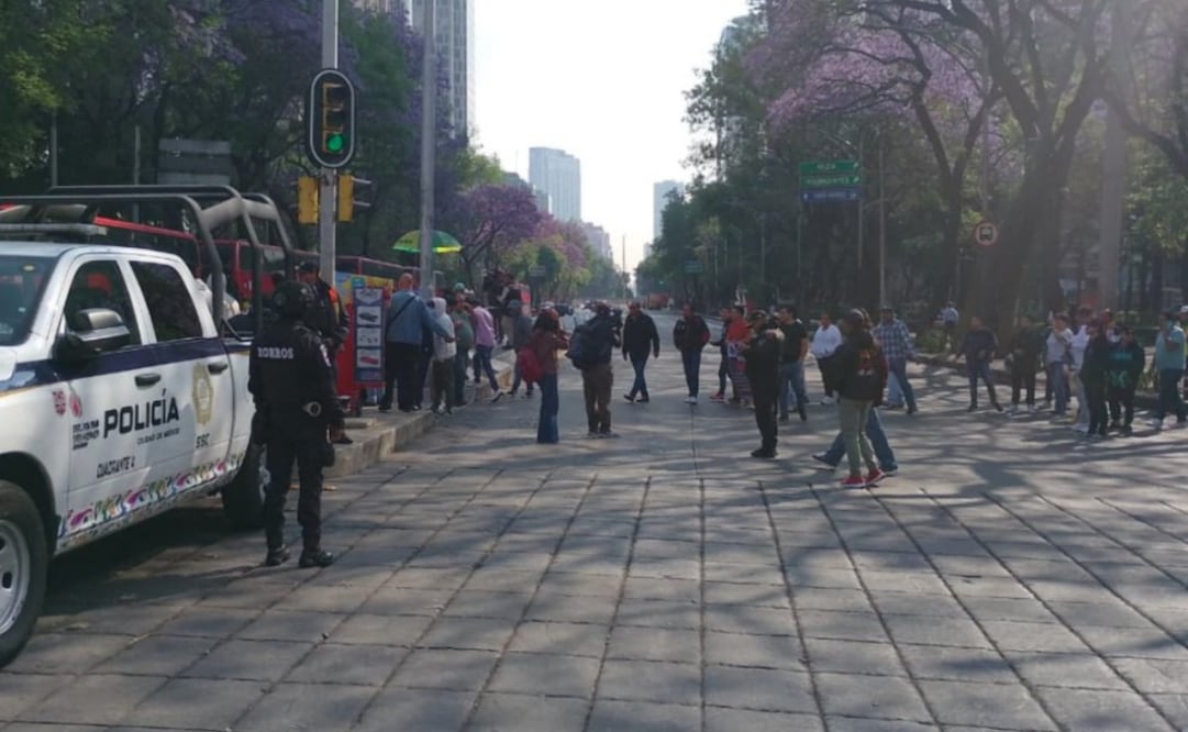 Manifestantes realizan cortes intermitentes en Paseo de la Reforma. Foto: Tomada de la cuenta de X de @OVIALCDMX