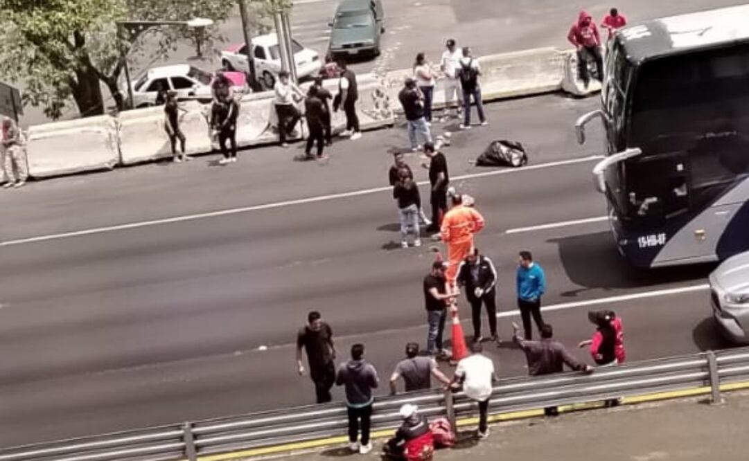 Varias horas de bloqueo en la México-Toluca. Foto: Especial.