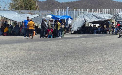 Maestros de la Sección 22 del SNTE bloquearon la refinería de Salina Cruz en su tercer día de paro laboral.
Foto: Especial.