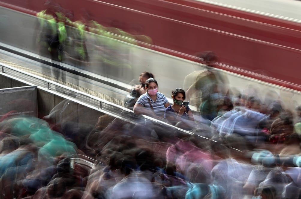 Transeúntes en un día cotidiano durante la era pandémica. Foto: EFE/Sebastiao Moreira, archivo 