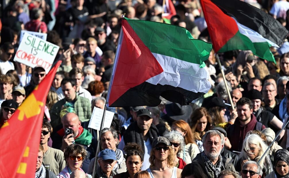 Un participante exhibe una bandera palestina durante una manifestación bajo el lema "Traza la línea roja con nosotros: ¡Juntos por Gaza!" en Berlín el 27 de septiembre de 2025. Foto: AFP