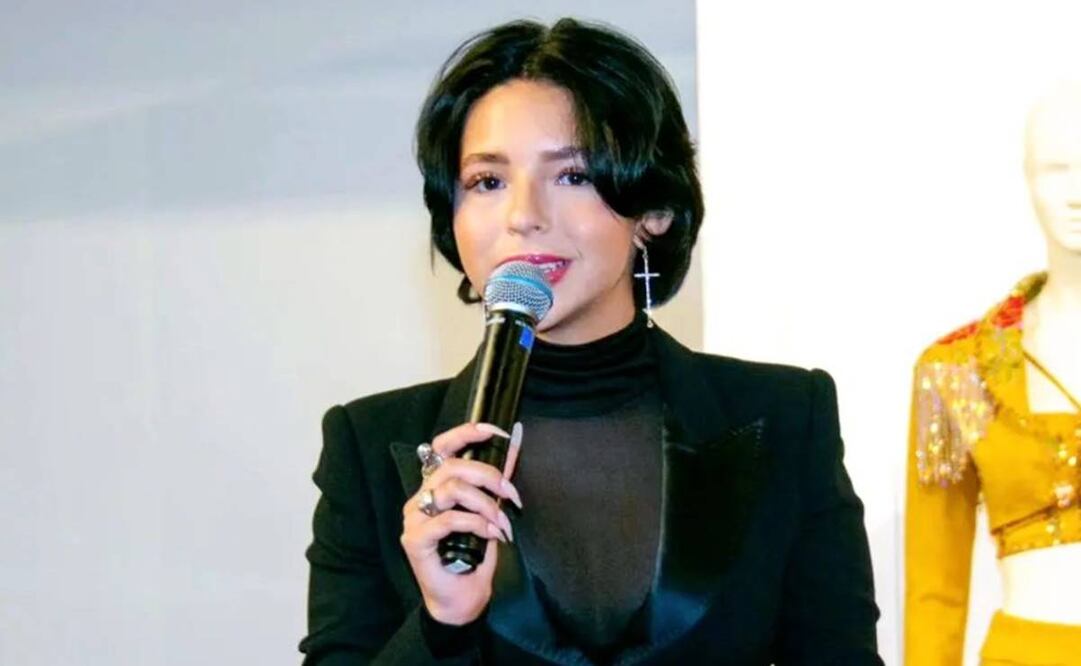 Ángela Aguilar en la muestra "10 años cantando y vistiendo a México".