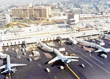 Aeropuertos de Nueva York, Los Ángeles y Chicago, entre los más afectados por reducciones de vuelos en EU