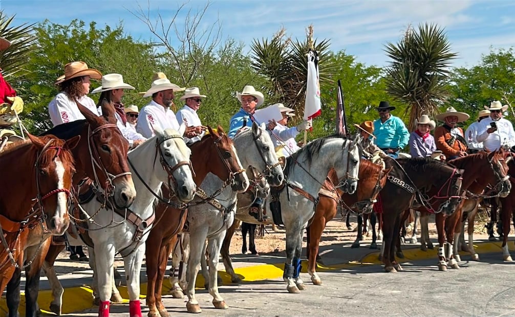 La salida de la cabalgata fue en el Umbral del Milenio, donde los participantes, quienes irán arriba sin caballo, llegarán primero al Rancho El 70. | Foto: Especial.
