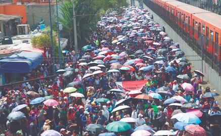 Enojo y caos por seis horas en el AICM; crónica de docentes en paro