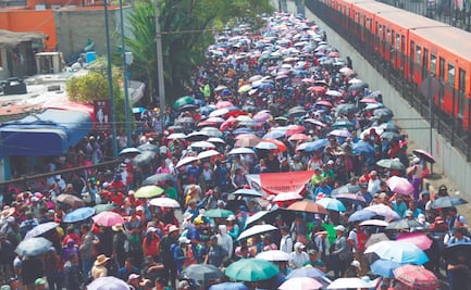Enojo y caos por seis horas en el AICM; crónica de docentes en paro