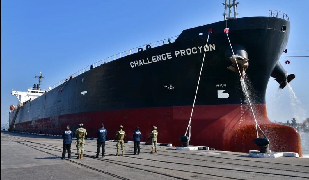 Autoridades federales aseguraron en el puerto de Tampico, Tamaulipas, 10 millones de litros de diesel, armas, vehículos y un buque en un operativo, el 31 de marzo de 2025. Foto: especial