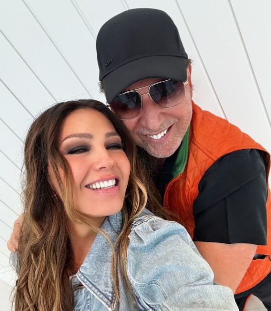 Thalía y Tommy Mottola dan de qué hablar con esta fotografía.
