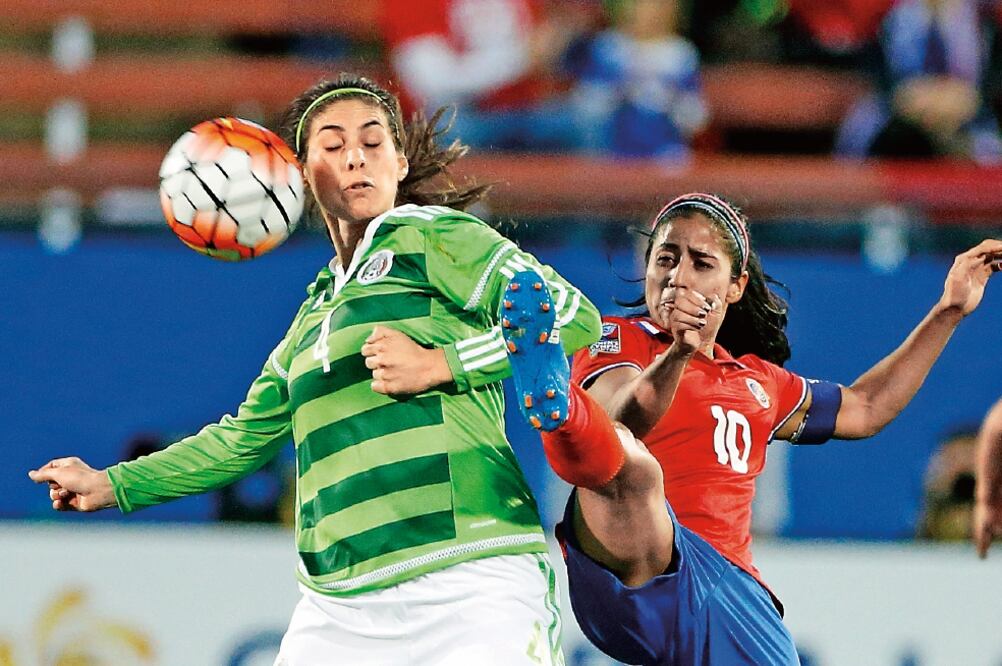 La mexicana Alina Garciamendez cubre el balón ante el acoso de la costarricense Shirley Cruz Trana (10) (BRANDON WADE. AP)