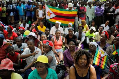 Una multitud se concentra ante el Parlamento para pedir salida de Mugabe