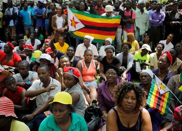 Una multitud se concentra ante el Parlamento para pedir salida de Mugabe