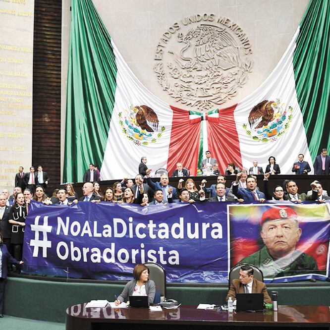 El PAN subió a tribuna con una manta con la leyenda: “#no a la dictadura ob rado r i sta”, que incluía una foto de Hugo Chávez, con el rostro de AMLO. (TOMADA DE TWITTER)