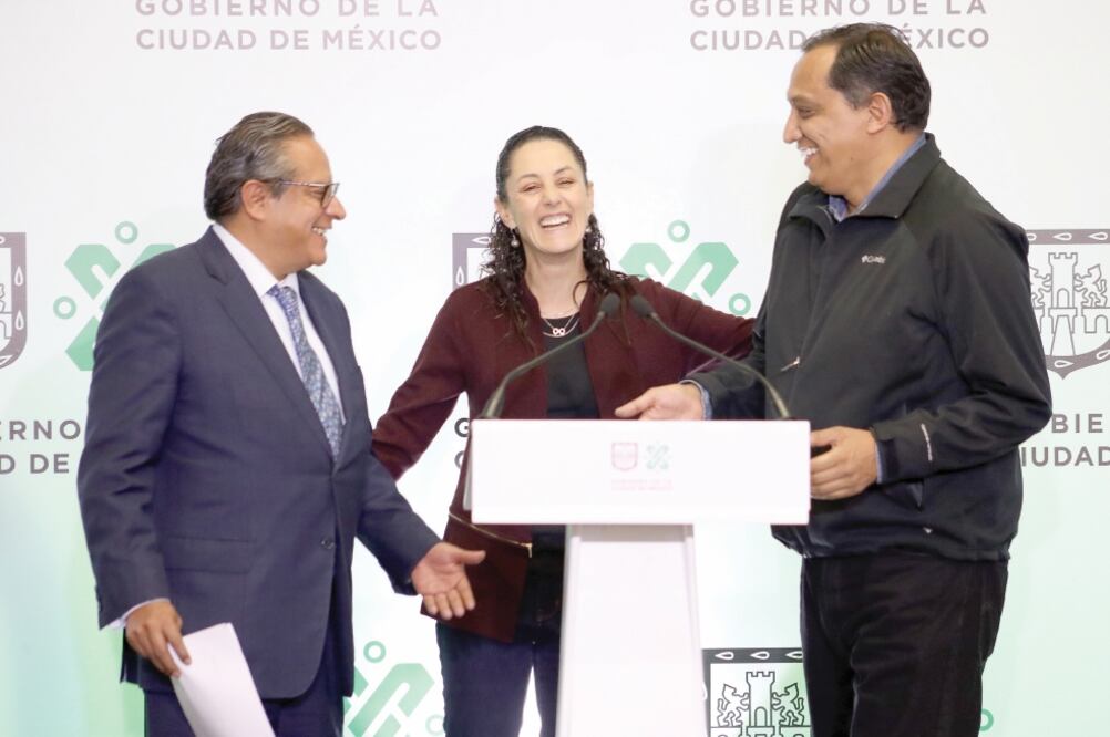 Director general de Juzgados Cívicos, Alejandro Ojeda; la jefa de Gobierno, Claudia Sheinbaum, y el consejero Jurídico, Héctor Villegas, en conferencia. Foto: ARIEL OJEDA. EL UNIVERSAL