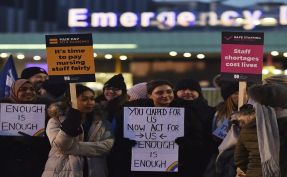 Enfermeras británicas inician una huelga sin precedentes; reclaman mejoras salariales