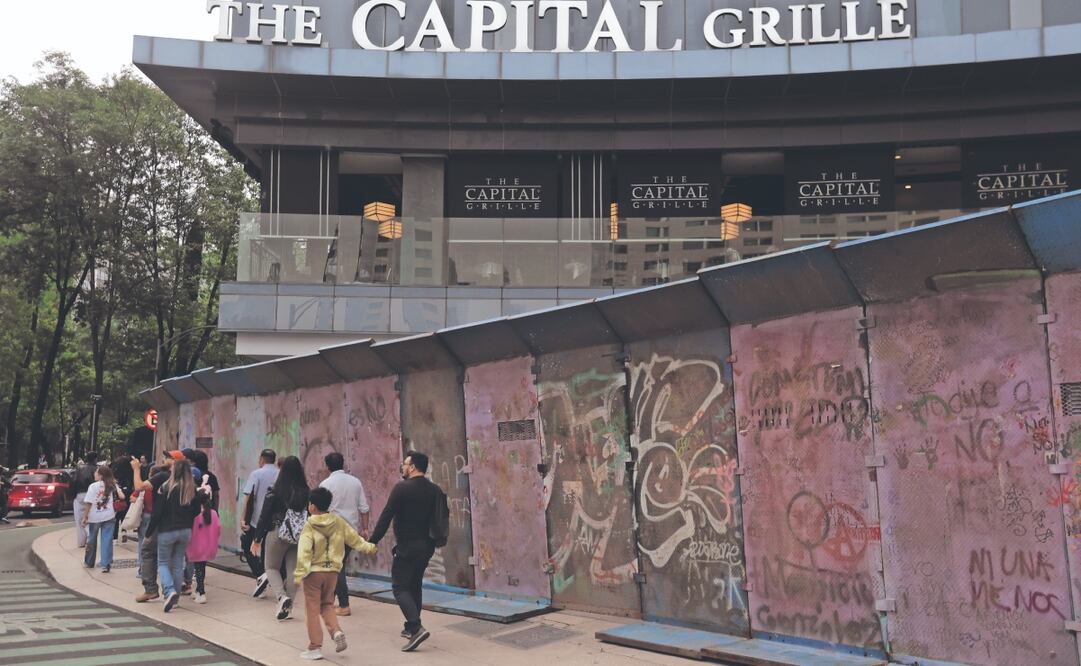 Comercios de Reforma fueron protegidos con vallas un día antes de la tercera marcha antigentrificación. Foto: de FRANCISCO RODRÍGUEZ. EL UNIVERSAL