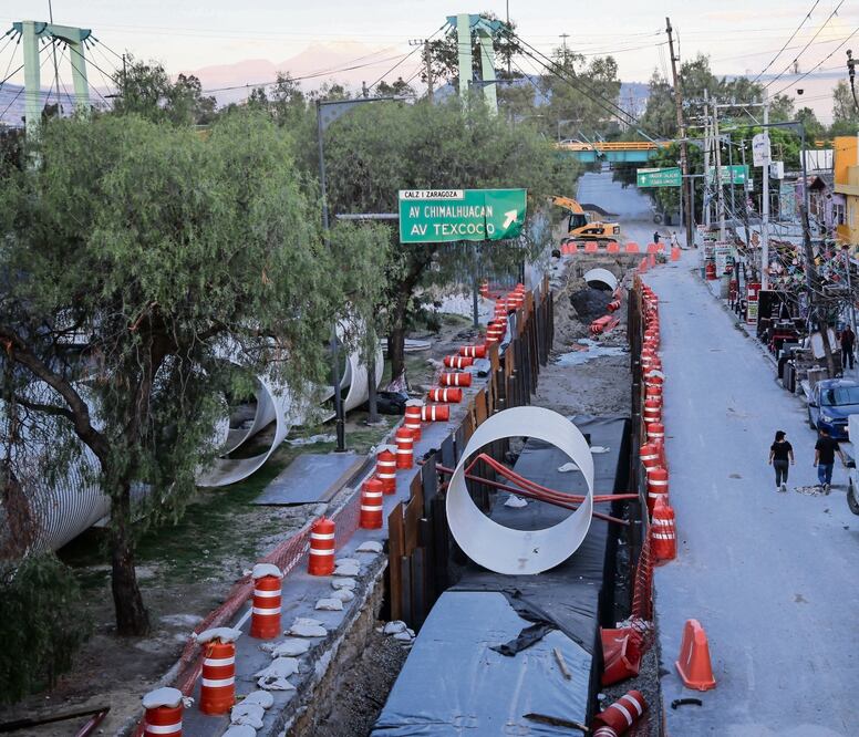 En la Calzada Ignacio Zaragoza, en Iztapalapa, una de las vialidades donde hay anegaciones por las precipitaciones, se están colocando los tanques tormenta, como en Santa Úrsula, con el jardín de lluvia que se habilitó alrededor del estadio. Foto: Luis Camacho / EL UNIVERSAL