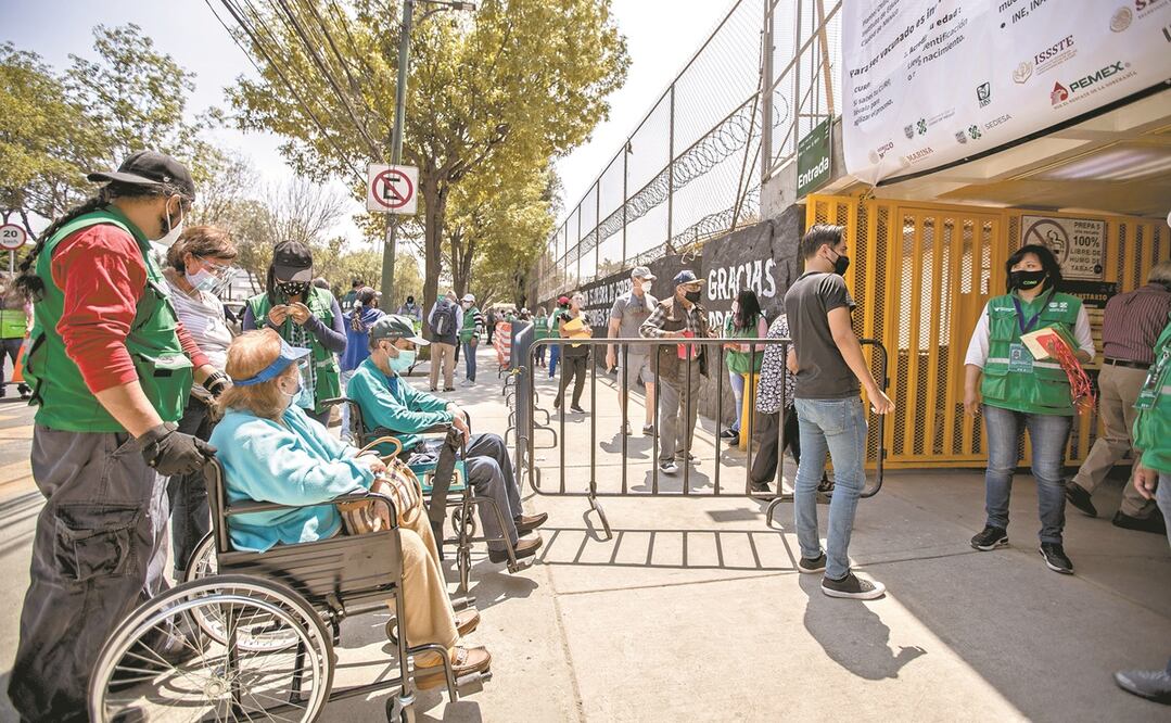 Personas de la tercera edad se formaron en la Preparatoria 5, en Tlalpan, para recibir su vacuna contra el Covid-19. En mes y medio, el Gobierno capitalino ha inmunizado a 578 mil 860 adultos mayores de 11 alcaldías. Foto: GERMÁN ESPINOSA. El Universal 
