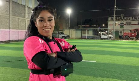 Árbitra Anahí "Banana" rompe barreras en el futbol varonil; enfrenta machismo y violencia