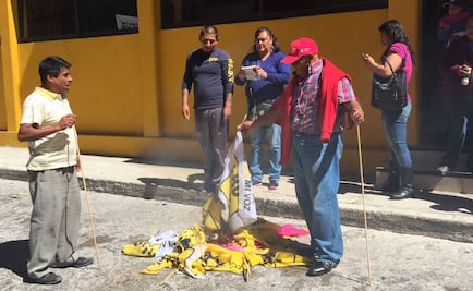 Abandonan el PRD y queman banderas en Hidalgo