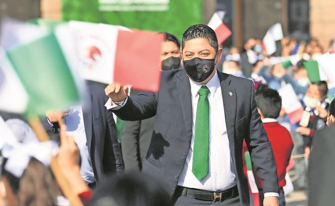 El gobernador Ricardo Gallardo Cardona encabezó la ceremonia por el Día de la Bandera. Foto: Especial.